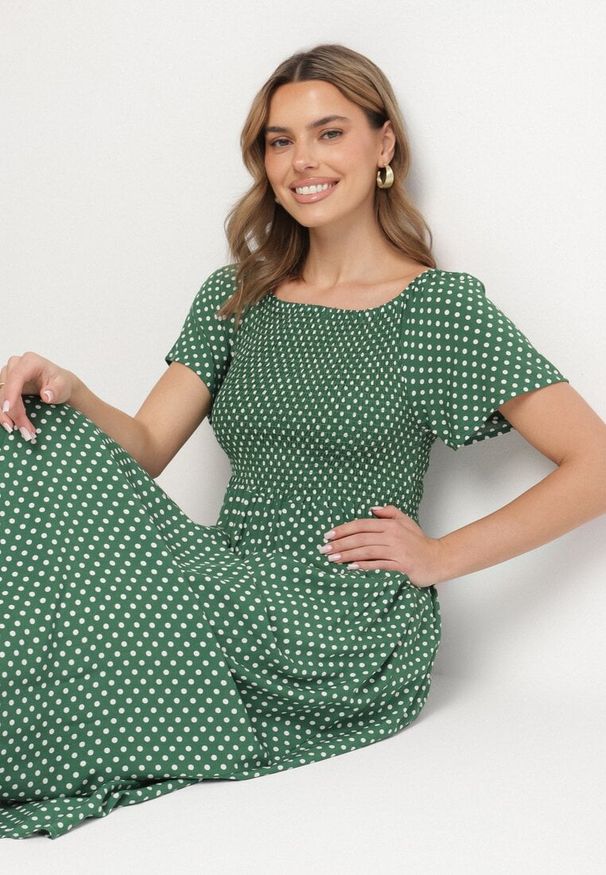Born2be - Zielona Sukienka z Bawełny o Rozkloszowanym Kroju w Kropeczki Lisadrisa. Okazja: na imprezę, na co dzień. Kolor: zielony. Materiał: bawełna. Długość rękawa: krótki rękaw. Styl: klasyczny, casual, elegancki