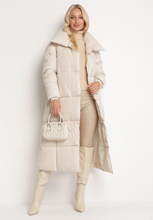 Born2be - Jasnobeżowa Pikowana Kurtka Płaszcz za Kolano z Wiązanym Paskiem Opiedsse. Kolor: beżowy