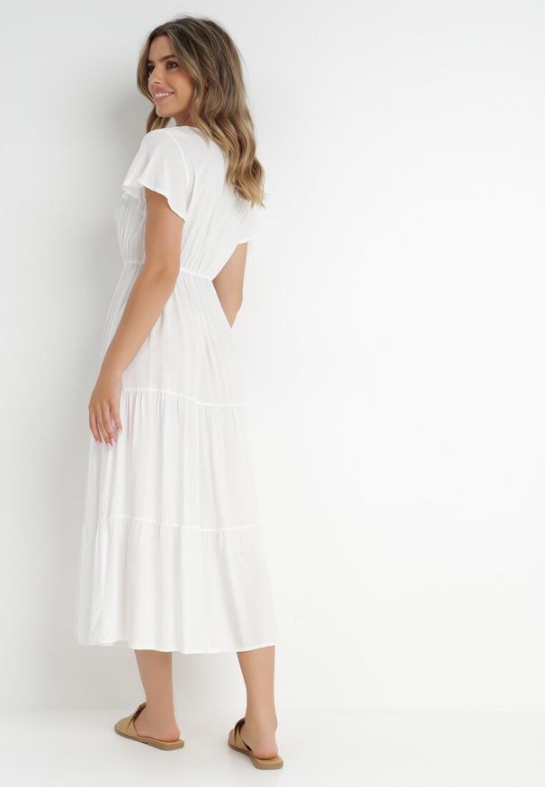 Born2be - Biała Sukienka z Wiskozy o Rozkloszowanym Kroju Folky. Okazja: na co dzień. Typ kołnierza: dekolt w kształcie V. Kolor: biały. Wzór: gładki. Typ sukienki: proste. Materiał: wiskoza. Sezon: lato. Styl: casual, elegancki. Długość: midi