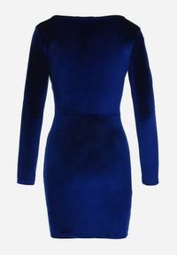 Born2be - Granatowa Kopertowa Sukienka Mini z Weluru z Marszczeniami i Trójkątnym Dekoltem Trillia. Typ kołnierza: dekolt kopertowy. Kolor: niebieski. Materiał: welur. Typ sukienki: kopertowe. Długość: mini #6