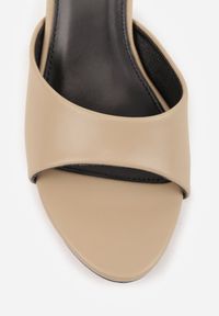 Renee - Ciemnobeżowe Klapki Peep Toe na Obcasie Kaczuszka Calinetta. Nosek buta: otwarty. Kolor: beżowy. Materiał: koronka. Obcas: na obcasie. Styl: klasyczny. Wysokość obcasa: średni #9