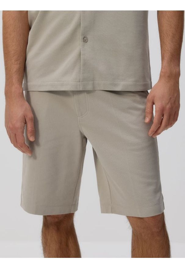 Reserved - Szorty regular fit - jasnoszary. Kolor: szary. Materiał: dzianina, bawełna
