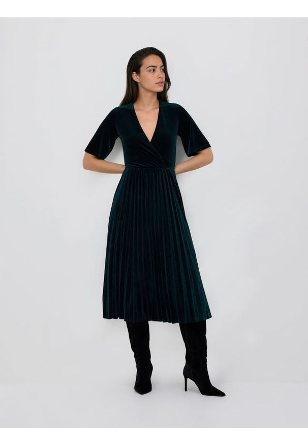 Reserved - Welurowa sukienka z plisowaniem - morski. Kolor: morski. Materiał: welur