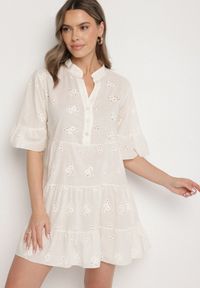 Born2be - Jasnobeżowa Bawełniana Sukienka z Haftowanej Tkaniny o Koszulowym Kroju z Falbanami Filidwena. Okazja: na co dzień. Typ kołnierza: kołnierzyk klasyczny. Kolor: beżowy. Materiał: tkanina, bawełna. Wzór: haft. Typ sukienki: koszulowe. Styl: boho, elegancki, casual, klasyczny #1