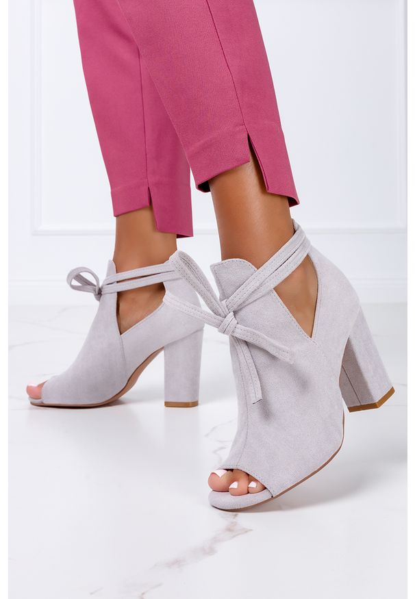 Casu - Szare botki wiosenne peep toe na słupku z ozdobnym wiązaniem casu g21x5/g. Nosek buta: otwarty. Kolor: szary. Sezon: wiosna. Obcas: na słupku