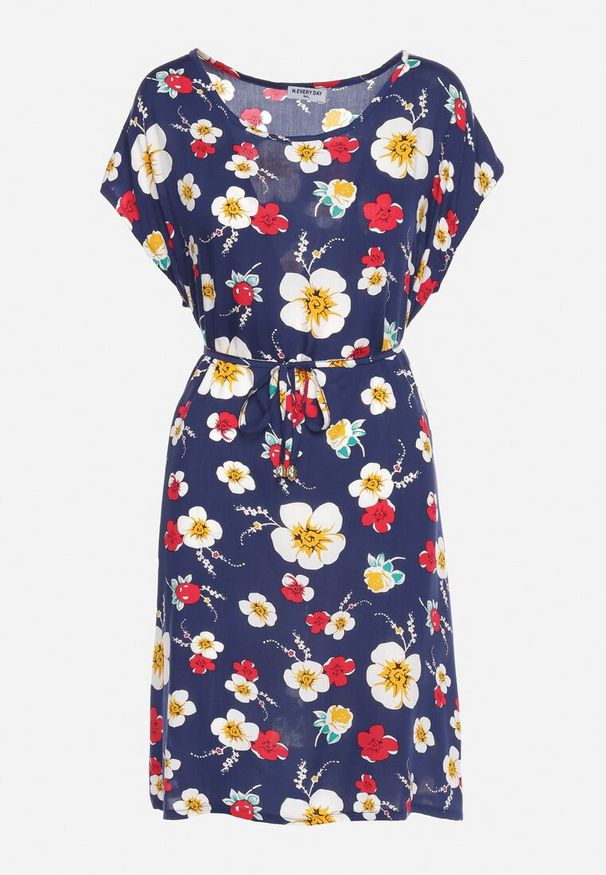 Born2be - Granatowa Wiskozowa Sukienka w Kwiaty z Materiałowym Paskiem w Talii Risse. Kolekcja: plus size. Kolor: niebieski. Materiał: materiał, wiskoza. Wzór: kwiaty. Sezon: lato. Typ sukienki: dla puszystych, proste. Styl: elegancki