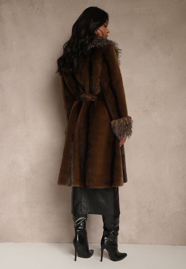 Renee - Brązowy Płaszcz Futerko z Paskiem z Ozdobnym Kołnierzem i Mankietami Tiobella. Okazja: na randkę, na co dzień. Kolor: brązowy. Materiał: futro. Wzór: aplikacja. Styl: klasyczny, casual, elegancki