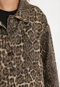 Born2be - Brązowa Kurtka Jeansowa o Koszulowym Kroju w Panterkowy Print Cesina. Kolor: brązowy. Materiał: jeans. Długość rękawa: długi rękaw. Długość: długie. Wzór: nadruk. Styl: elegancki, klasyczny #5