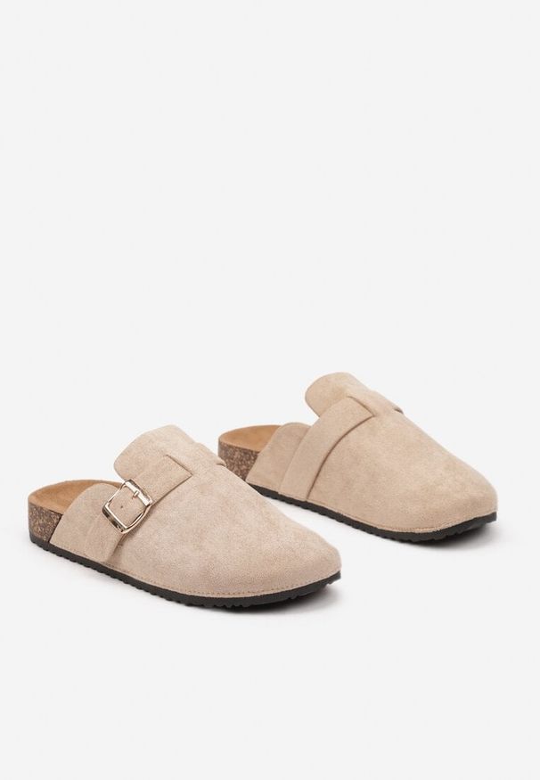 Born2be - Beżowe Klapki z Ozdobnym Paskiem i Klamrą Calevelis. Nosek buta: okrągły. Kolor: beżowy. Materiał: jeans. Obcas: na obcasie. Styl: klasyczny, elegancki. Wysokość obcasa: średni