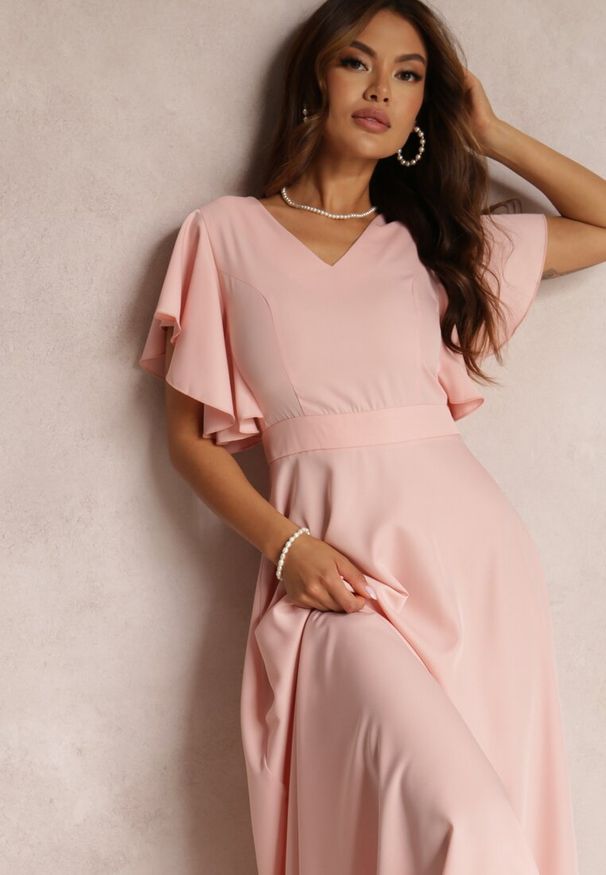 Renee - Różowa Sukienka o Rozkloszowanym Kroju z Falbanami Bouchard. Typ kołnierza: dekolt w kształcie V. Kolor: różowy. Materiał: tkanina. Wzór: gładki, jednolity. Styl: wizytowy, klasyczny. Długość: maxi