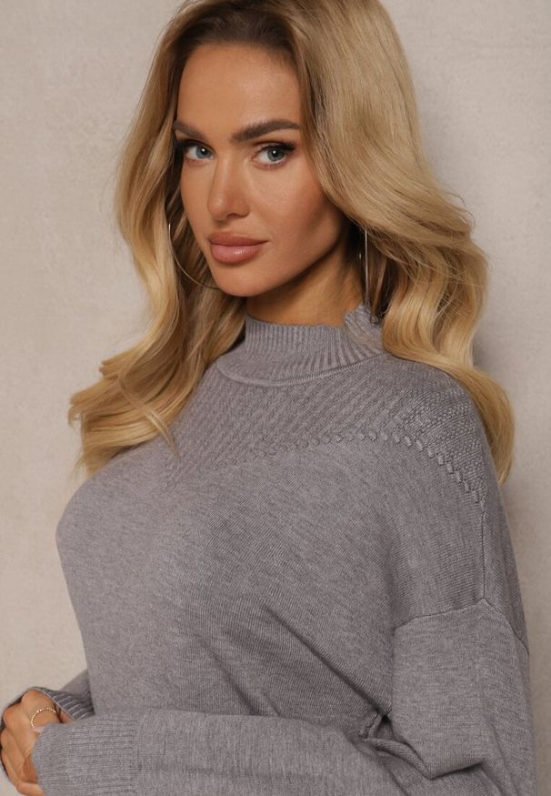 Renee - Szara Pudełkowa Sukienka z Półgolfem Wiskozą Modalem i Prążkowanymi Elementami Ennora. Okazja: na spotkanie biznesowe, do pracy. Kolor: szary. Materiał: wiskoza, prążkowany. Styl: wizytowy, biznesowy, elegancki