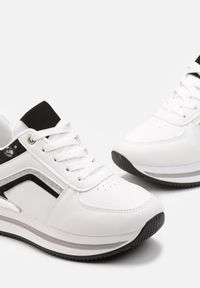 Born2be - Biało-Czarne Sznurowane Sneakersy na Płaskiej Podeszwie Zdobione Brokatem Gerine. Kolor: biały. Materiał: materiał. Wzór: aplikacja. Obcas: na płaskiej podeszwie #2