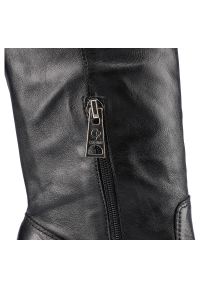 Czarne Kozaki Carinii Damskie Eleganckie Obuwie. Okazja: na randkę, na spotkanie biznesowe, do pracy. Kolor: czarny. Szerokość cholewki: normalna. Wzór: jednolity. Materiał: dzianina, skóra. Sezon: zima, jesień. Obcas: na obcasie. Styl: elegancki. Wysokość obcasa: średni #4