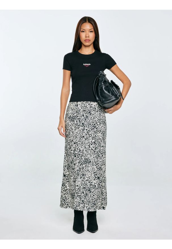 Big-Star - Koszulka damska w prążek z haftem czarna Clarsa 906. Okazja: na co dzień. Kolor: czarny. Materiał: prążkowany, dzianina, jeans, materiał. Długość rękawa: krótki rękaw. Długość: krótkie. Wzór: prążki, haft. Styl: casual, klasyczny