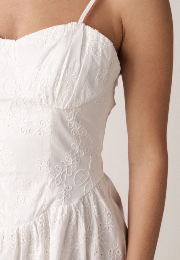 Born2be - Biała Bawełniana Sukienka o Rozkloszowanym Kroju na Ramiączka z Haftem Rhethiphe. Okazja: na co dzień, na spacer. Typ kołnierza: dekolt gorset. Kolor: biały. Wzór: haft. Typ sukienki: gorsetowe, rozkloszowane, proste. Materiał: bawełna. Długość rękawa: na ramiączkach. Sezon: wiosna, lato. Styl: casual, klasyczny, elegancki