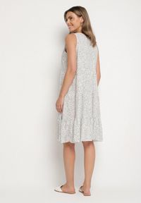 Born2be - Biała Bawełniana Sukienka w Kropki z Falbanami Zerolia. Okazja: na co dzień, do pracy, na spotkanie biznesowe. Kolor: biały. Materiał: bawełna. Wzór: kropki. Typ sukienki: proste. Styl: biznesowy, klasyczny, casual #5