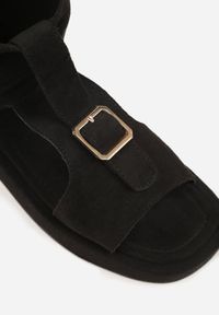 Renee - Czarne Sandały Typu Botki Ozdobione Metaliczną Klamrą z Przodu Adrasaia. Zapięcie: klamry. Kolor: czarny. Wzór: aplikacja. Sezon: lato #8