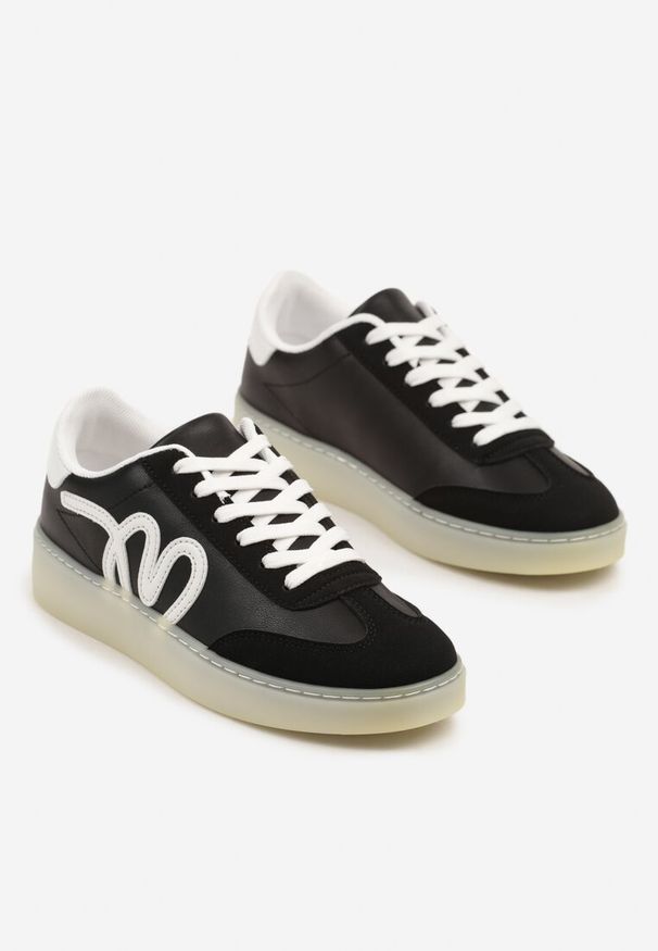 Born2be - Czarne Sneakersy w Stylu Klasycznych Tenisówek z Ozdobną Aplikacją Elddiva. Okazja: na co dzień. Nosek buta: okrągły. Zapięcie: sznurówki. Kolor: czarny. Materiał: jeans. Wzór: aplikacja. Sezon: lato, wiosna
