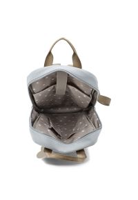 Plecak damski Rieker, z materiału syntetycznego z gładkimi i fakturowanymi panelami funkcjonalna konstrukcja zewnętrzne kieszeń na laptopa wygodne sz. Kolor: beżowy. Materiał: syntetyk, materiał. Wzór: gładki. Styl: casual #2