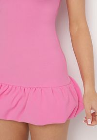 Born2be - Różowy Taliowany Kombinezon Ozdobiony Falbanką Semiriela. Okazja: na co dzień. Kolor: różowy. Wzór: aplikacja. Styl: klasyczny, casual #6