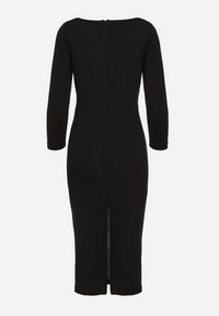 Born2be - Czarna Sukienka Ozdobiona Asymetrycznym Dekoltem Silfedi. Okazja: na co dzień. Kolor: czarny. Materiał: jeans. Wzór: aplikacja. Typ sukienki: asymetryczne. Styl: casual, elegancki, klasyczny #6