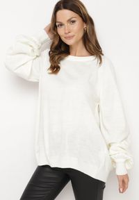 Born2be - Jasnobeżowy Sweter o Kroju Oversize z Szerokimi Ściągaczami Nittia. Okazja: do pracy. Kolor: beżowy. Styl: elegancki #7