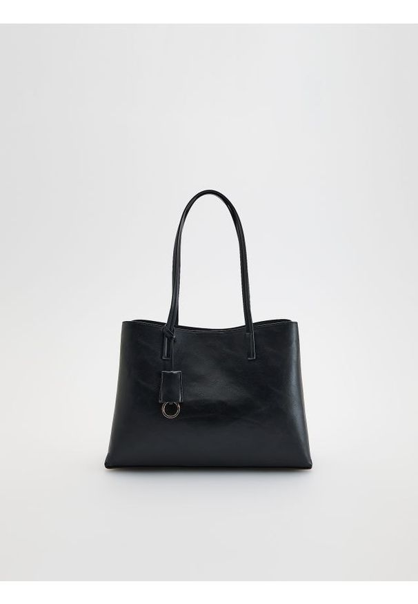 Reserved - Torebka z zawieszką - czarny. Kolor: czarny. Materiał: skórzane