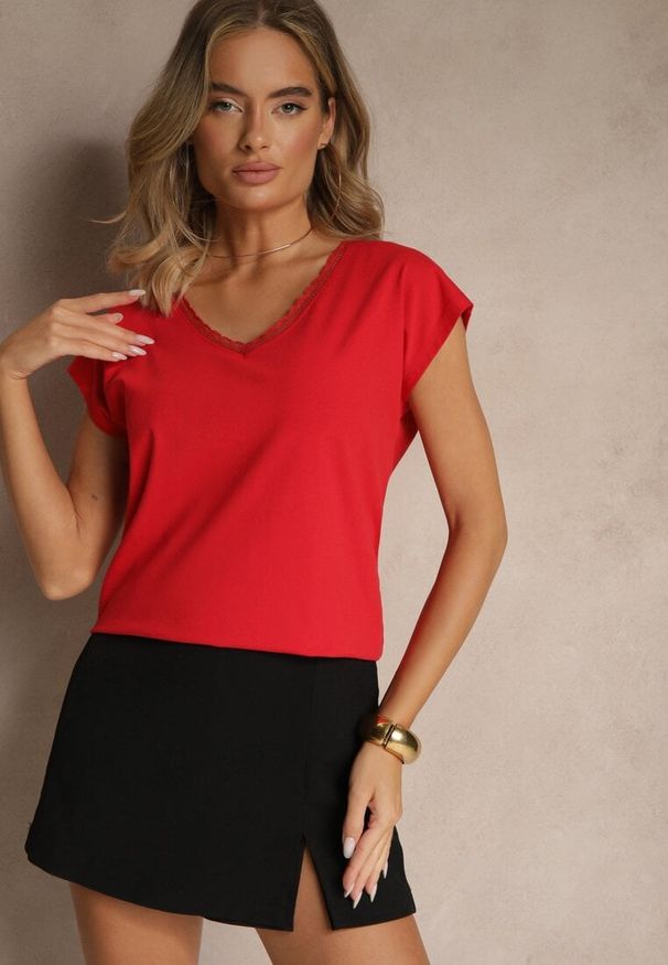 Renee - Czerwony T-shirt z Bawełny Ozdobiony Koronką Ralienne. Okazja: na co dzień. Kolor: czerwony. Materiał: bawełna, koronka. Wzór: aplikacja, koronka. Styl: casual