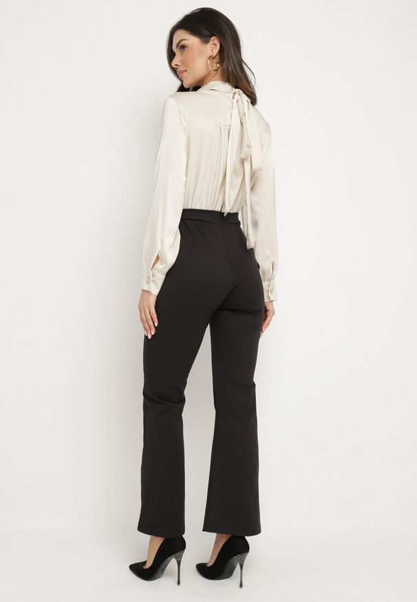 Born2be - Czarno-Beżowy Elegancki Kombinezon z Koszulową Górą z Wiązaniem i Ozdobnymi Guzikami Noriti. Okazja: na spotkanie biznesowe, do pracy, na co dzień. Kolor: czarny. Materiał: skóra. Długość rękawa: długi rękaw. Długość: długie. Styl: elegancki