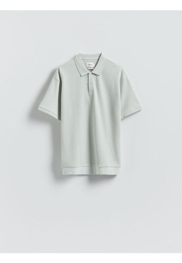 Reserved - Strukturalne polo comfort fit - jasnoniebieski. Typ kołnierza: polo. Kolor: niebieski. Materiał: bawełna, dzianina