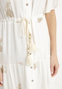 Born2be - Biała Wiskozowa Sukienka Boho o Rozkloszowanym Kroju z Haftem i Wiązaniem Lilvanis. Okazja: na co dzień. Typ kołnierza: dekolt w serek. Kolor: biały. Materiał: wiskoza. Długość rękawa: krótki rękaw. Wzór: haft. Styl: boho