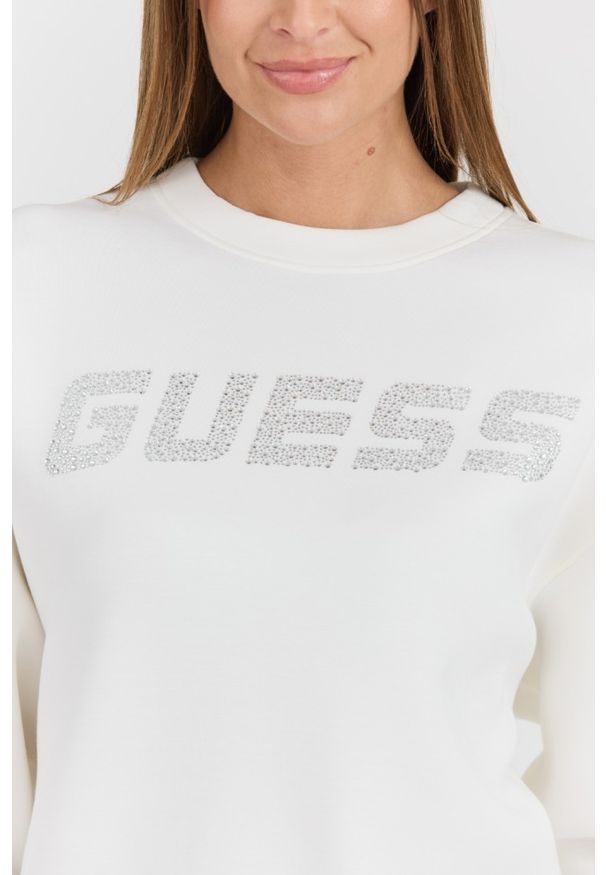 Guess - GUESS Biała damska bluza z cyrkoniami Cecilia, Rozmiar L. Okazja: na co dzień. Kolor: biały. Materiał: elastan, wiskoza, poliamid. Wzór: napisy. Styl: casual, elegancki