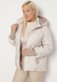 Born2be - Jasnoszara Pikowana Kurtka o Prostym Kroju z Kapturem Tulorisa. Okazja: na spacer, na co dzień. Typ kołnierza: kaptur. Kolekcja: plus size. Kolor: szary. Materiał: jeans. Wzór: aplikacja. Styl: elegancki, casual, klasyczny