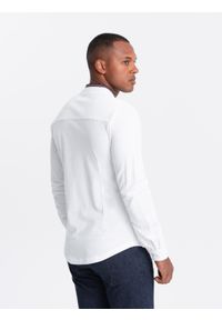 Ombre Clothing - Męska koszula bawełniana SLIM FIT ze stójką w kolorowe paski – biała V1. Okazja: na co dzień. Typ kołnierza: kołnierzyk stójkowy. Kolor: biały. Materiał: bawełna. Długość: długie. Wzór: kolorowy, paski. Styl: casual #4