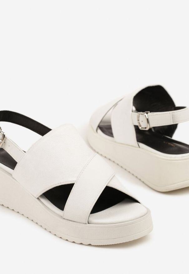 Born2be - Białe Sandały na Koturnie Vices z Wycięciami Saricee. Okazja: na co dzień. Zapięcie: sprzączka. Kolor: biały. Materiał: jeans. Sezon: lato. Obcas: na koturnie. Styl: elegancki, casual