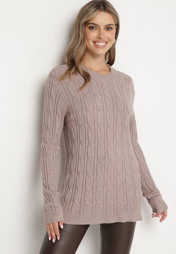 Born2be - Ciemnobeżowy Sweter z Wiskozą i Ozdobnym Splotem Savria. Okazja: na co dzień. Kolor: beżowy. Materiał: wiskoza. Wzór: ze splotem. Styl: klasyczny, casual