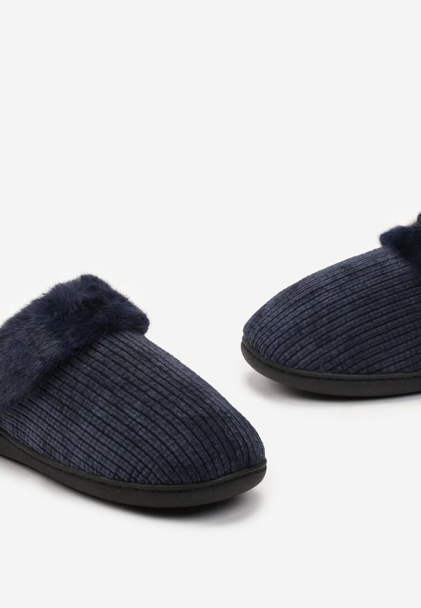 Born2be - Niebieskie Prążkowane Kapcie z Weluru Wyścielone Futerkiem Oraline. Kolor: niebieski. Materiał: welur, futro, prążkowany. Sezon: zima, jesień