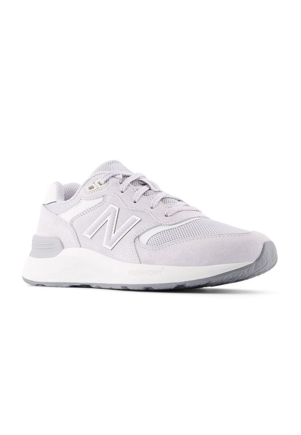 Buty damskie New Balance WW880BA7 – szare. Okazja: na spacer, na co dzień. Kolor: szary. Materiał: guma, skóra, materiał, syntetyk. Szerokość cholewki: normalna. Sport: turystyka piesza, fitness