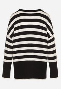 Born2be - Biało-Czarny Sweter o Kroju Oversize z Motywem Pasków Irtusa. Okazja: na co dzień. Kolor: biały. Materiał: jeans. Styl: casual #7