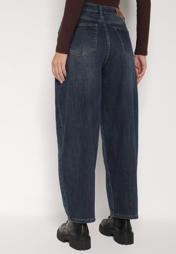 Born2be - Granatowe Szerokie Jeansy Barrel Fit z Wysokim Stanem Delennia. Stan: podwyższony. Kolor: niebieski. Styl: elegancki