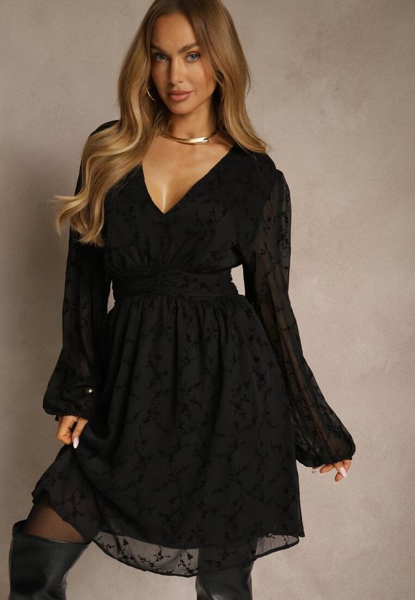 Renee - Czarna Siateczkowa Sukienka o Rozkloszowanym Kroju w Kwiaty Vidsella. Okazja: na co dzień. Typ kołnierza: dekolt w kształcie V. Kolekcja: plus size. Kolor: czarny. Materiał: poliester. Wzór: kwiaty. Typ sukienki: dla puszystych. Styl: casual