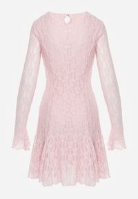 Renee - Różowa Sukienka z Koronki Ozdobiona Rozkloszowanymi Rękawami Cinalata. Kolor: różowy. Materiał: koronka. Wzór: aplikacja, koronka. Typ sukienki: rozkloszowane. Styl: elegancki, klasyczny #6