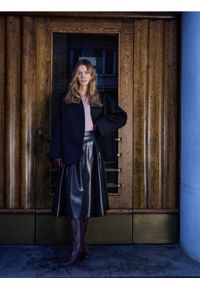 Reserved - Spódnica z imitacji skóry z paskiem - czarny. Kolor: czarny. Materiał: skóra #1