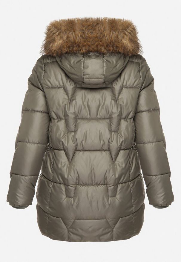 Born2be - Zielona Kurtka z Pikowanymi Przeszyciami i Kapturem z Futrem Azinga. Okazja: na spacer. Typ kołnierza: golf. Kolekcja: plus size. Kolor: zielony. Materiał: futro. Styl: elegancki