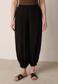 Born2be - Czarne Baloniaste Spodnie z Wysokim Stanem w Stylu Casual Lilanya. Okazja: na co dzień. Stan: podwyższony. Kolor: czarny. Długość: krótkie. Sezon: wiosna, lato. Styl: casual #1