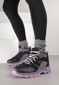 Renee - Czarno-Fioletowe Buty Trekkingowe Trapery Vices z Geometrycznym Wzorem Norrive. Okazja: na co dzień. Kolor: czarny. Materiał: skóra. Wzór: geometria. Styl: casual