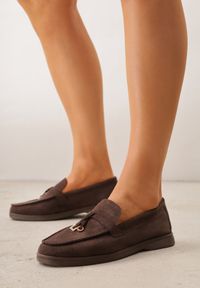 Born2be - Ciemnobrązowe Lekkie Mokasyny VICES z Metalowymi Ozdobami i Skórzaną Wkladką Adrialee. Nosek buta: okrągły. Kolor: brązowy. Materiał: skóra. Wzór: aplikacja. Obcas: na obcasie. Styl: klasyczny. Wysokość obcasa: niski #7