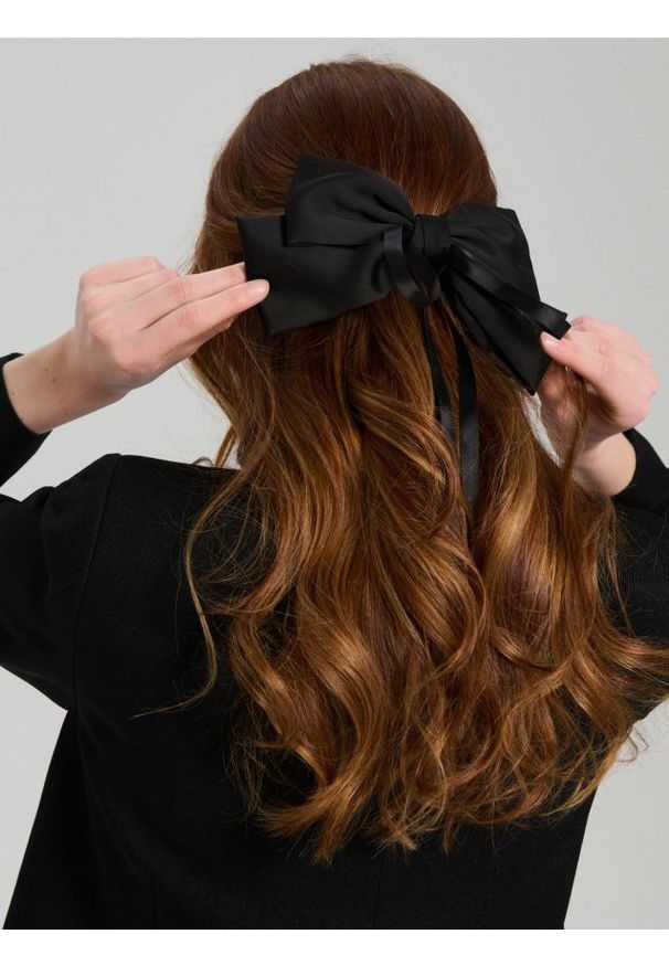 Sinsay - Spinka do włosów w kształcie kokardy - czarny. Kolor: czarny