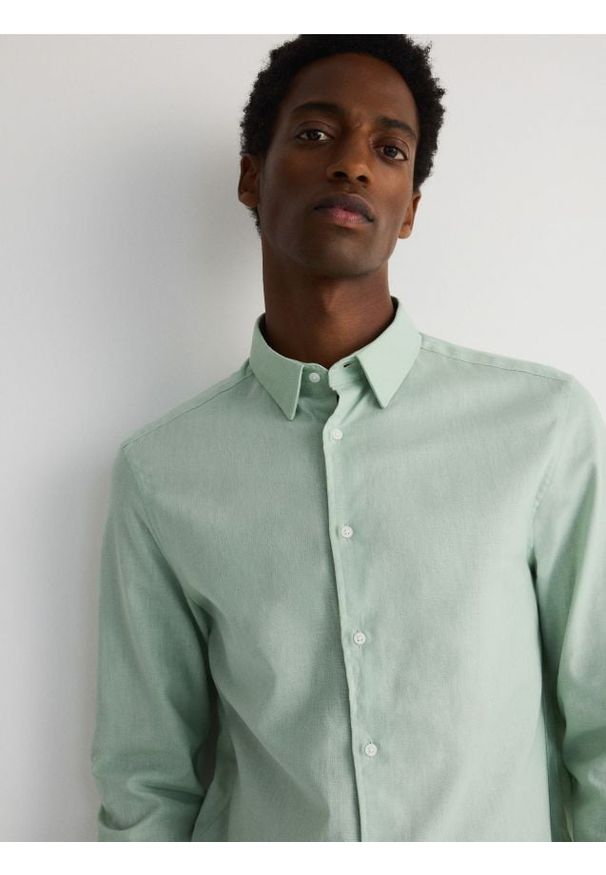 Reserved - Koszula regular fit z lnem - jasnozielony. Kolor: zielony. Materiał: len