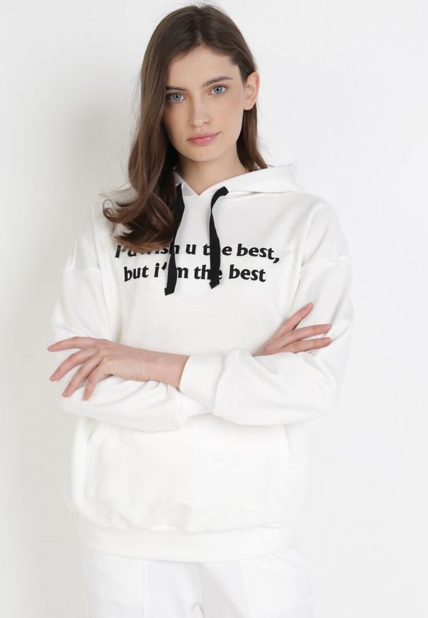 Born2be - Beżowa Bluza Corradenah. Okazja: na co dzień. Typ kołnierza: kaptur. Kolor: beżowy. Wzór: haft, napisy. Styl: klasyczny, casual